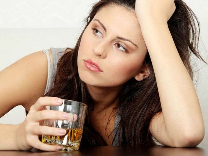 Een vrouw met alcohol